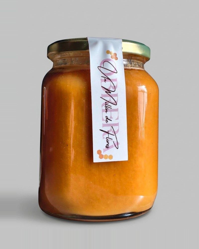 Nuestro frasco de vidrio con miel cruda: opaca, densa y cristalizada